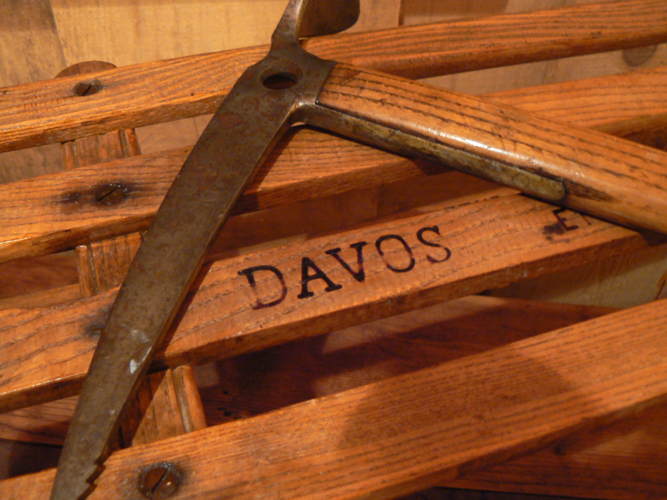Luge Davos et piolet ancien