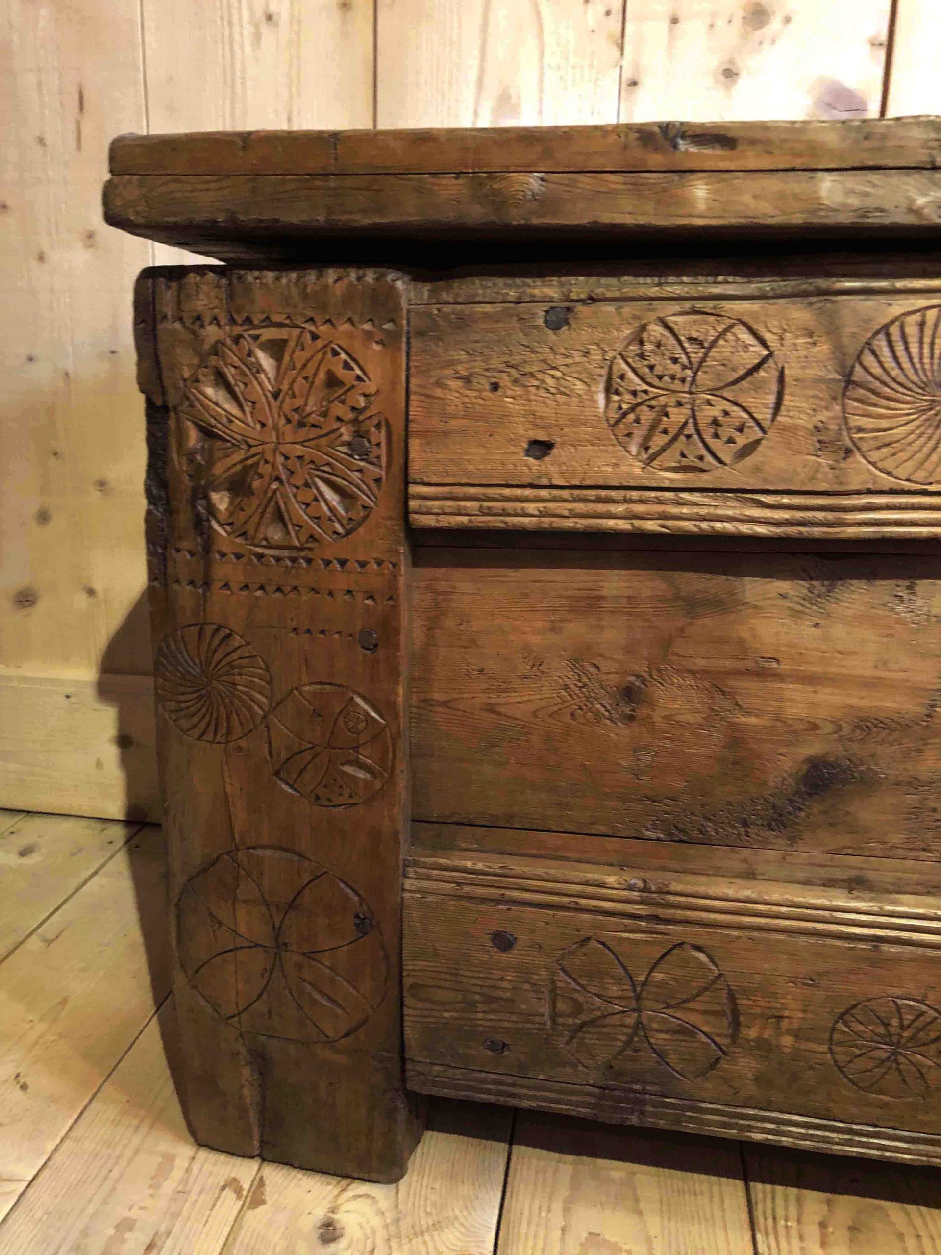 Coffre des Hautes-Alpes, meubles de montagne, antiquités Alpines, atelier des Gets