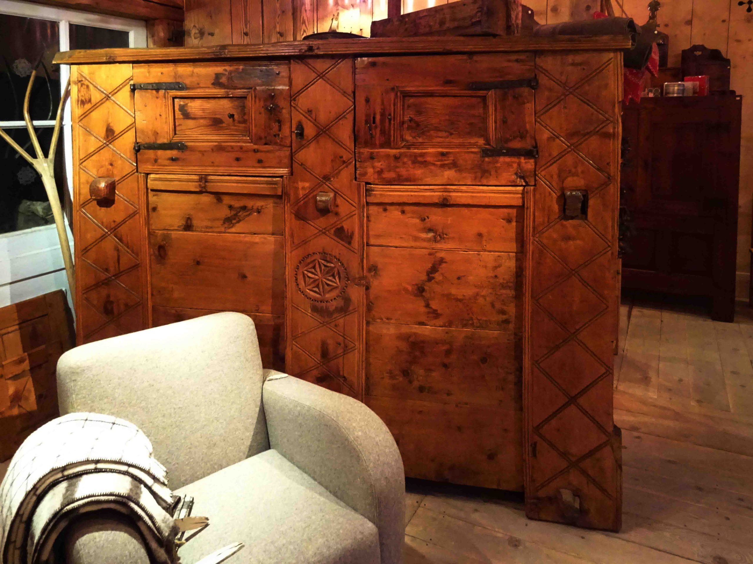 Arche à grain du Queyras, antiquités alpines, atelier des Gets