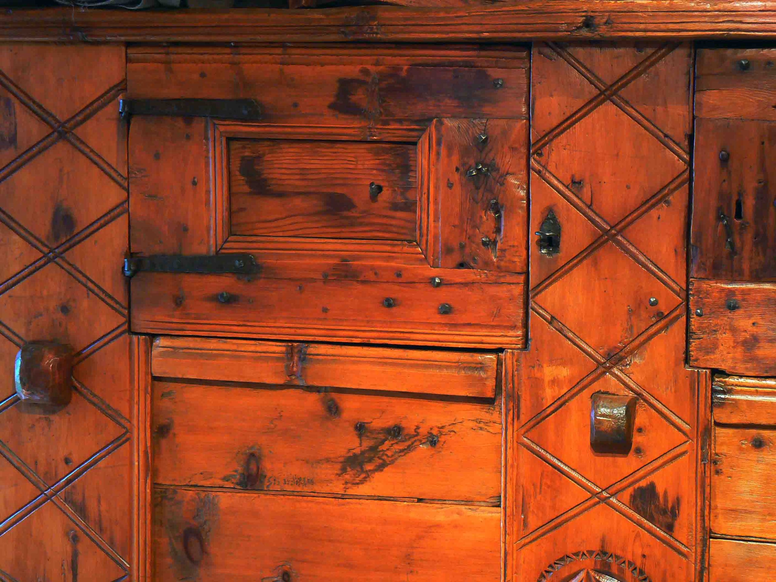 Arche à grain du Queyras, antiquités alpines, atelier des Gets