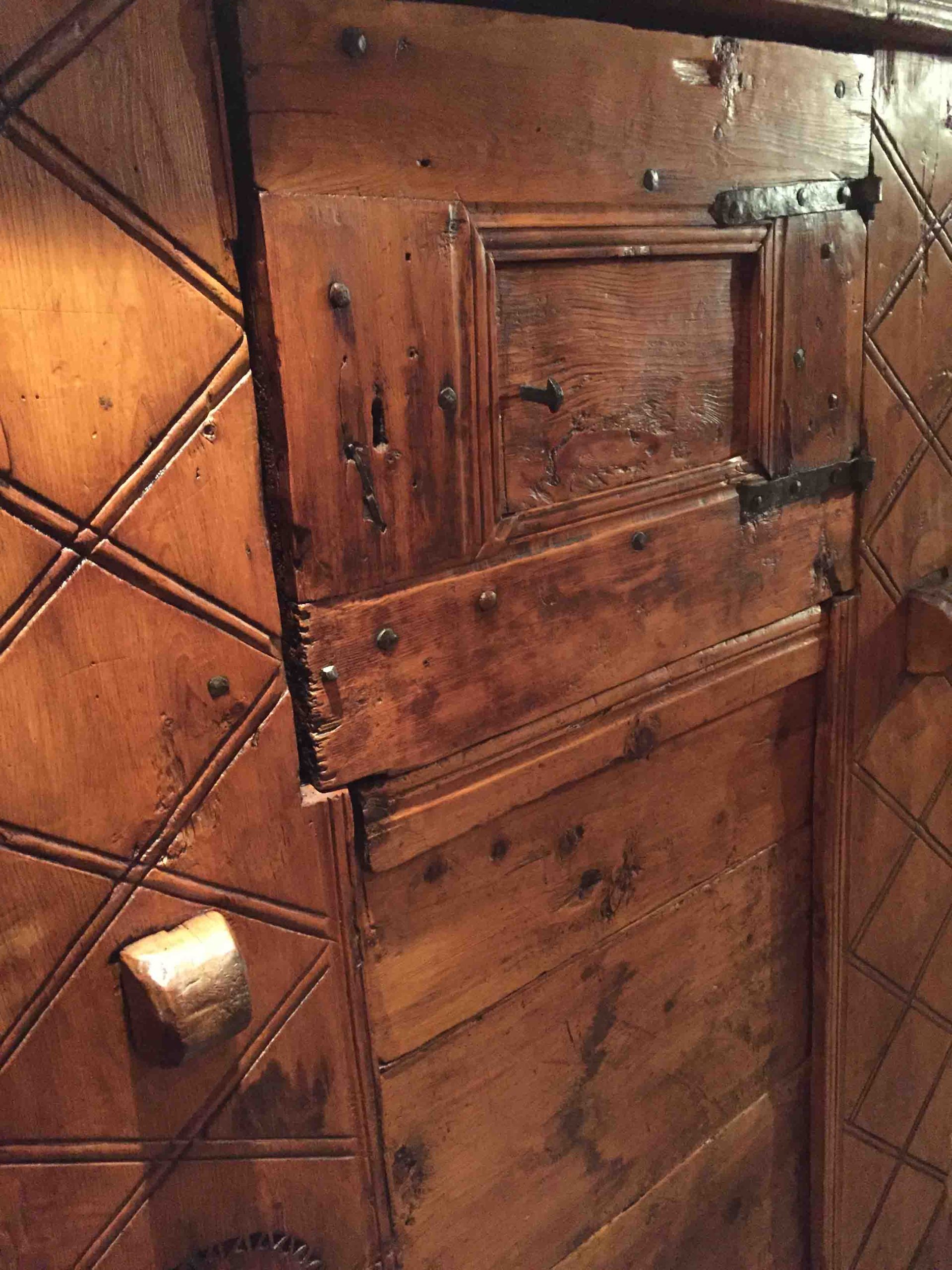 Arche à grain du Queyras, antiquités alpines, atelier des Gets