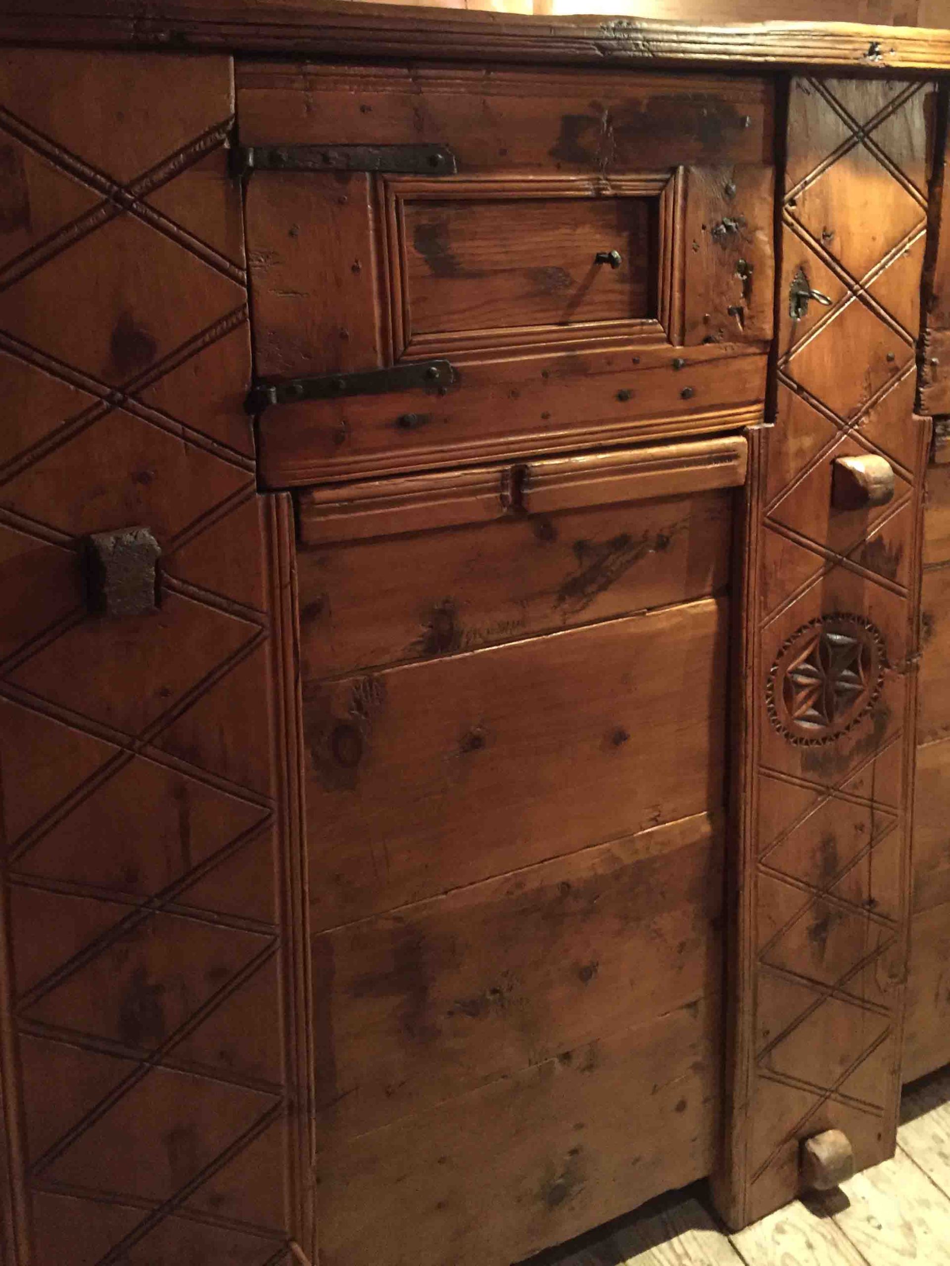 Arche à grain du Queyras, antiquités alpines, atelier des Gets