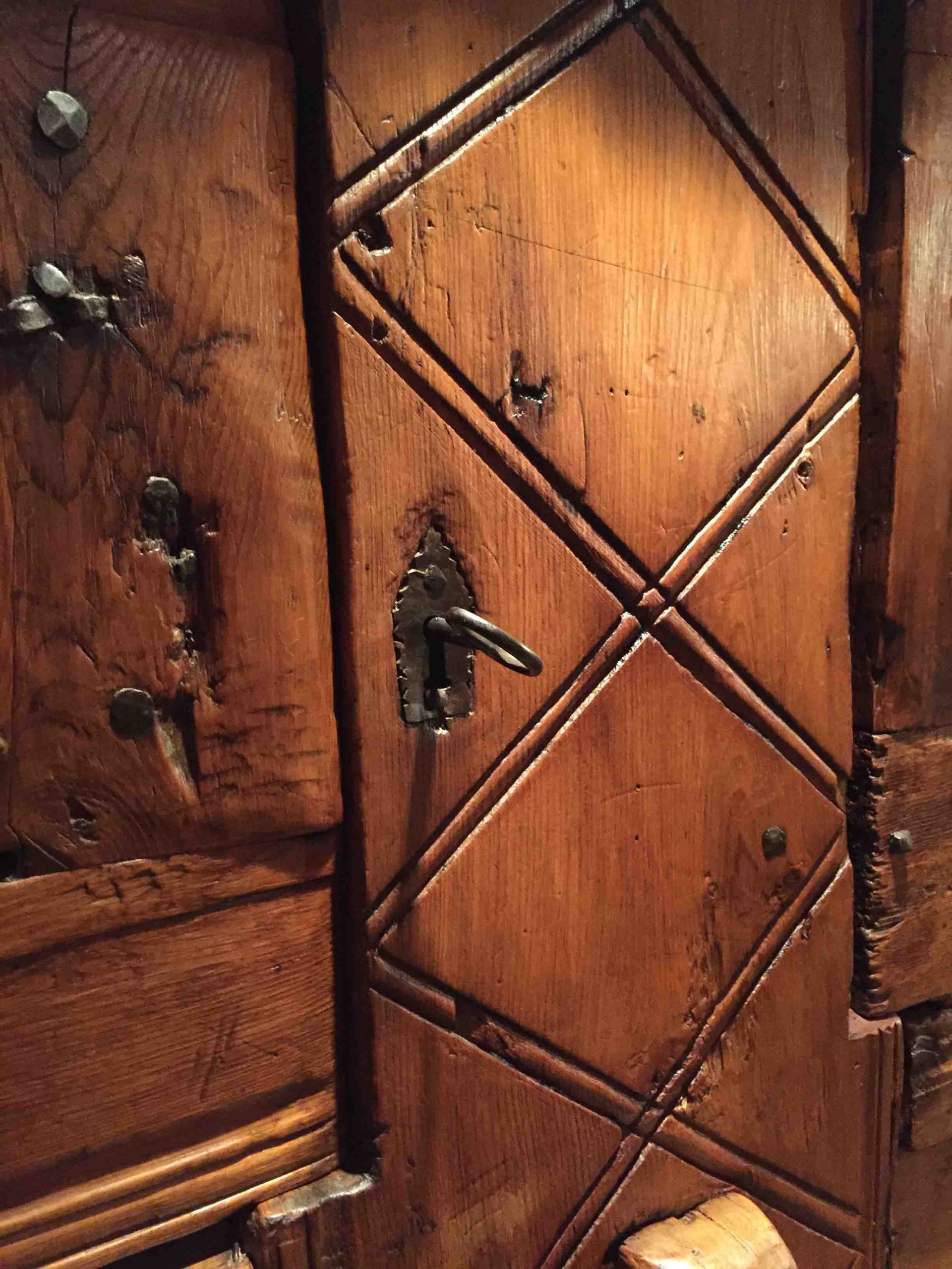 Arche à grain du Queyras, antiquités alpines, atelier des Gets