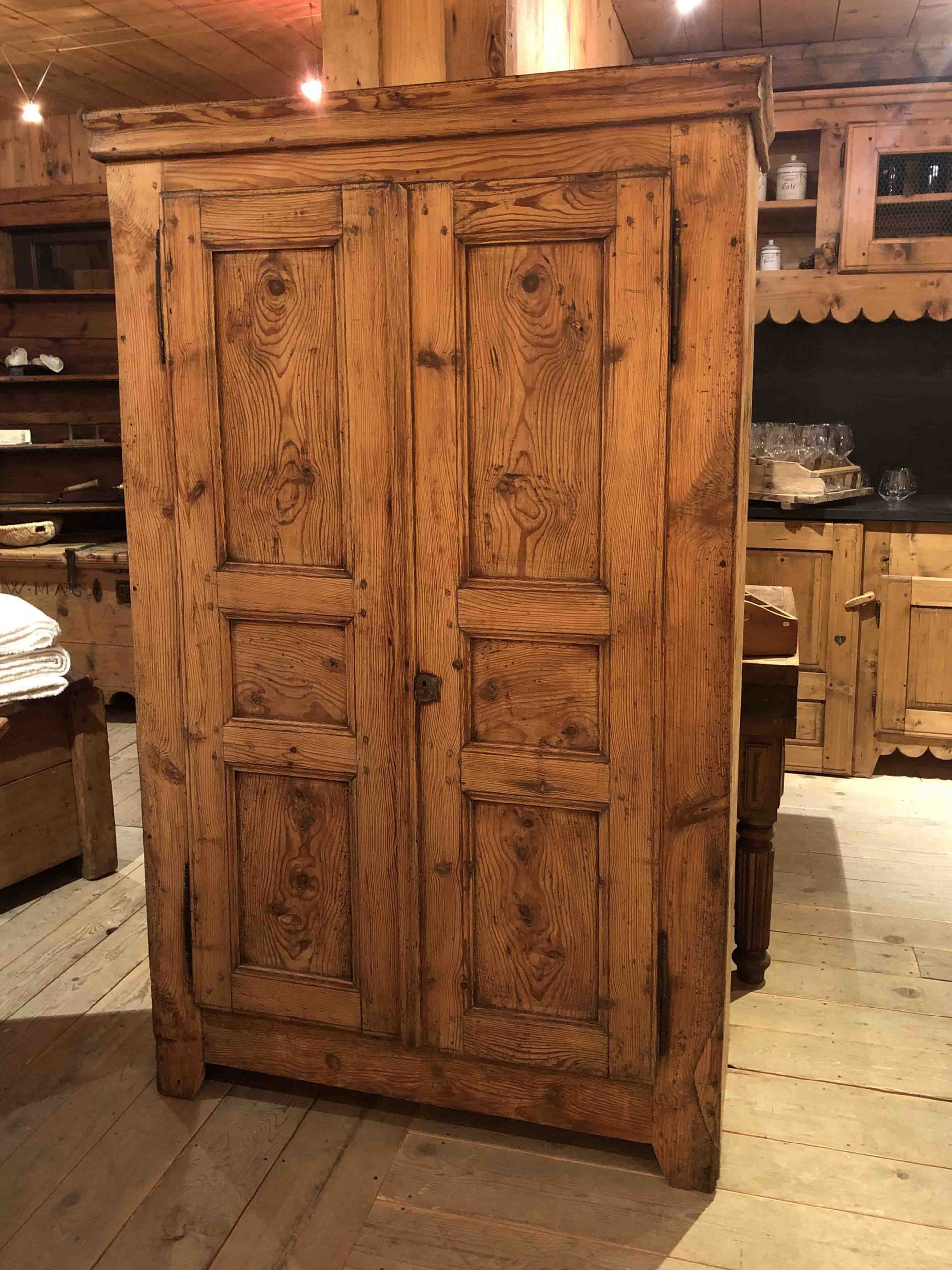 Armoire ancienne de montagne, atelier des Gets