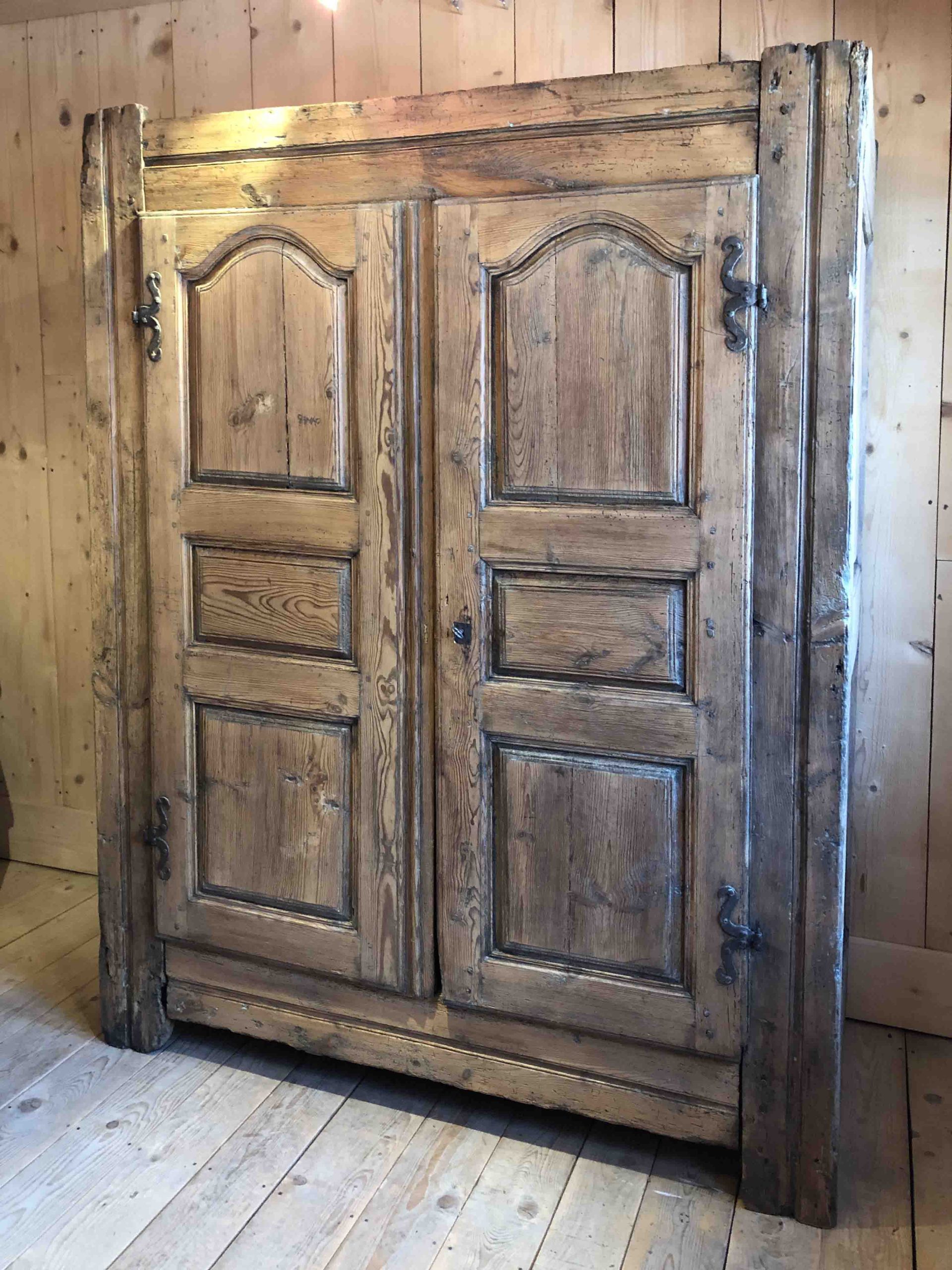 Armoire ancienne de montagne, atelier des Gets