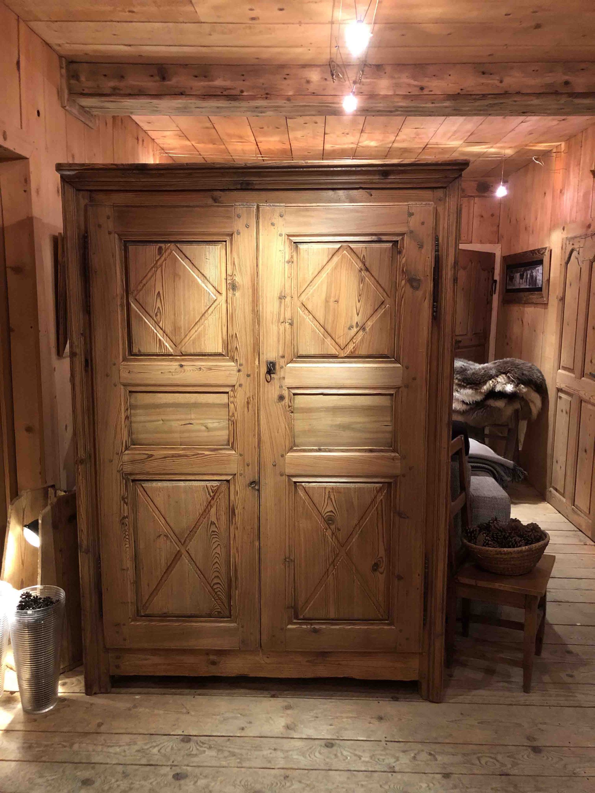 Armoire ancienne de montagne, antiquités Alpines, atelier des Gets