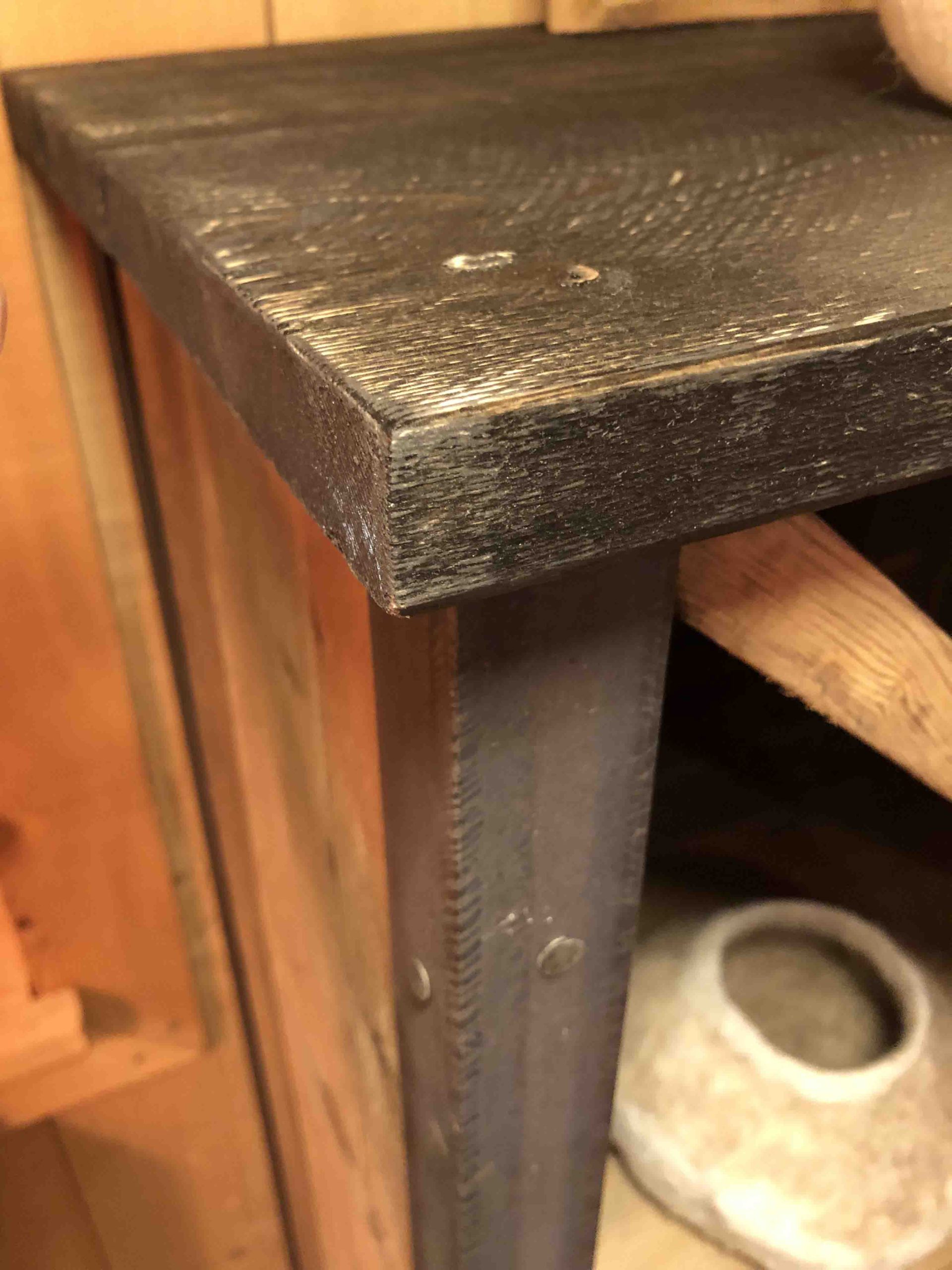 Casier à bouteilles en vieux bois, atelier des Gets