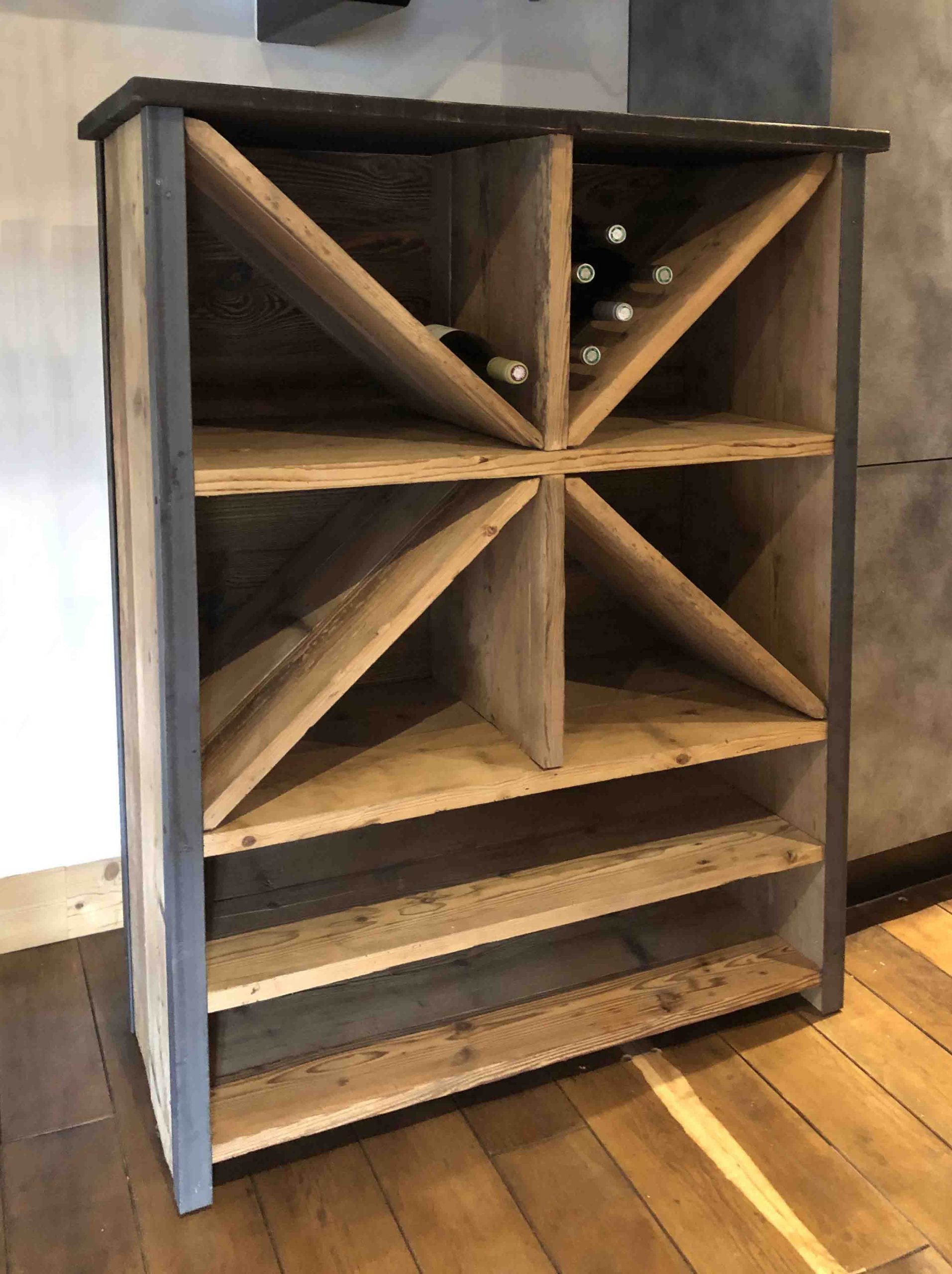 Casier à bouteilles en vieux bois, atelier des Gets