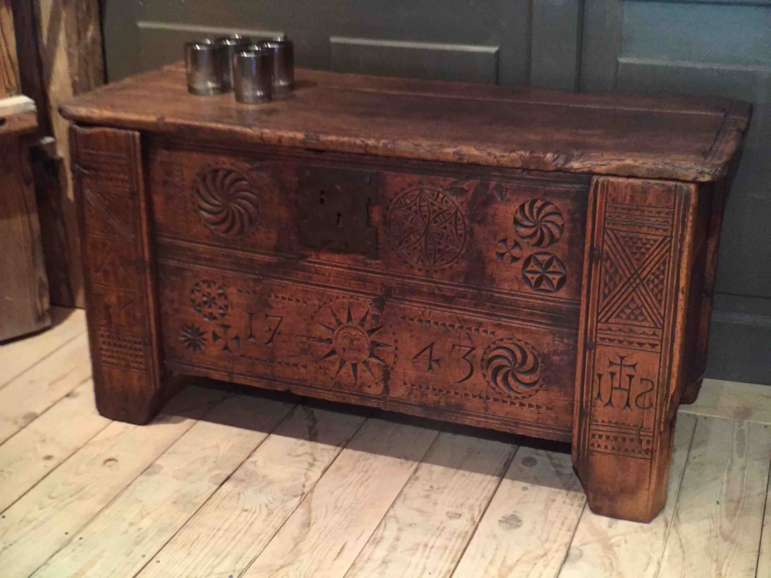 Coffre des Hautes-Alpes, meubles de montagne, antiquités Alpines, atelier des Gets