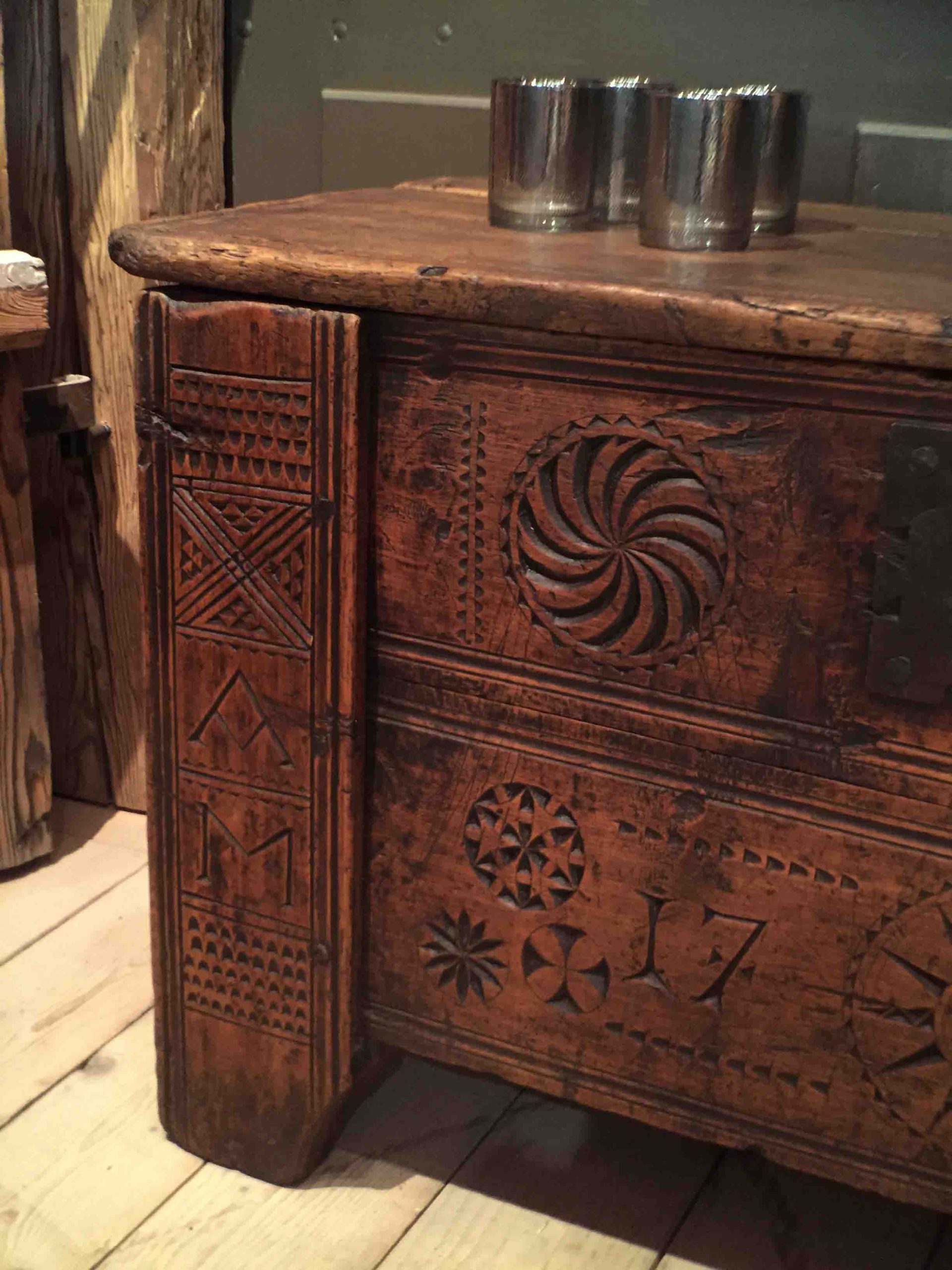 Coffre des Hautes-Alpes, meubles de montagne, antiquités Alpines, atelier des Gets