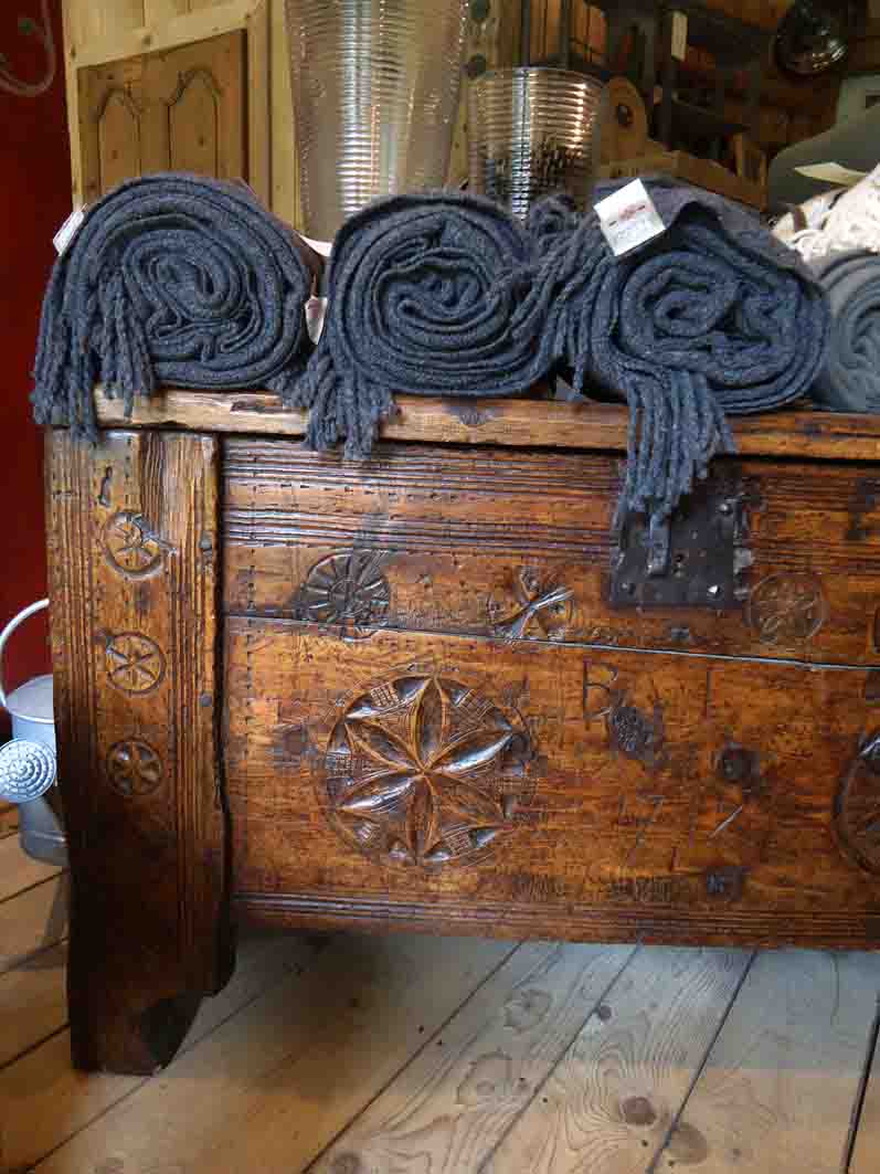 Coffre du Queyras, meubles de montagne, antiquités Alpines, atelier des Gets