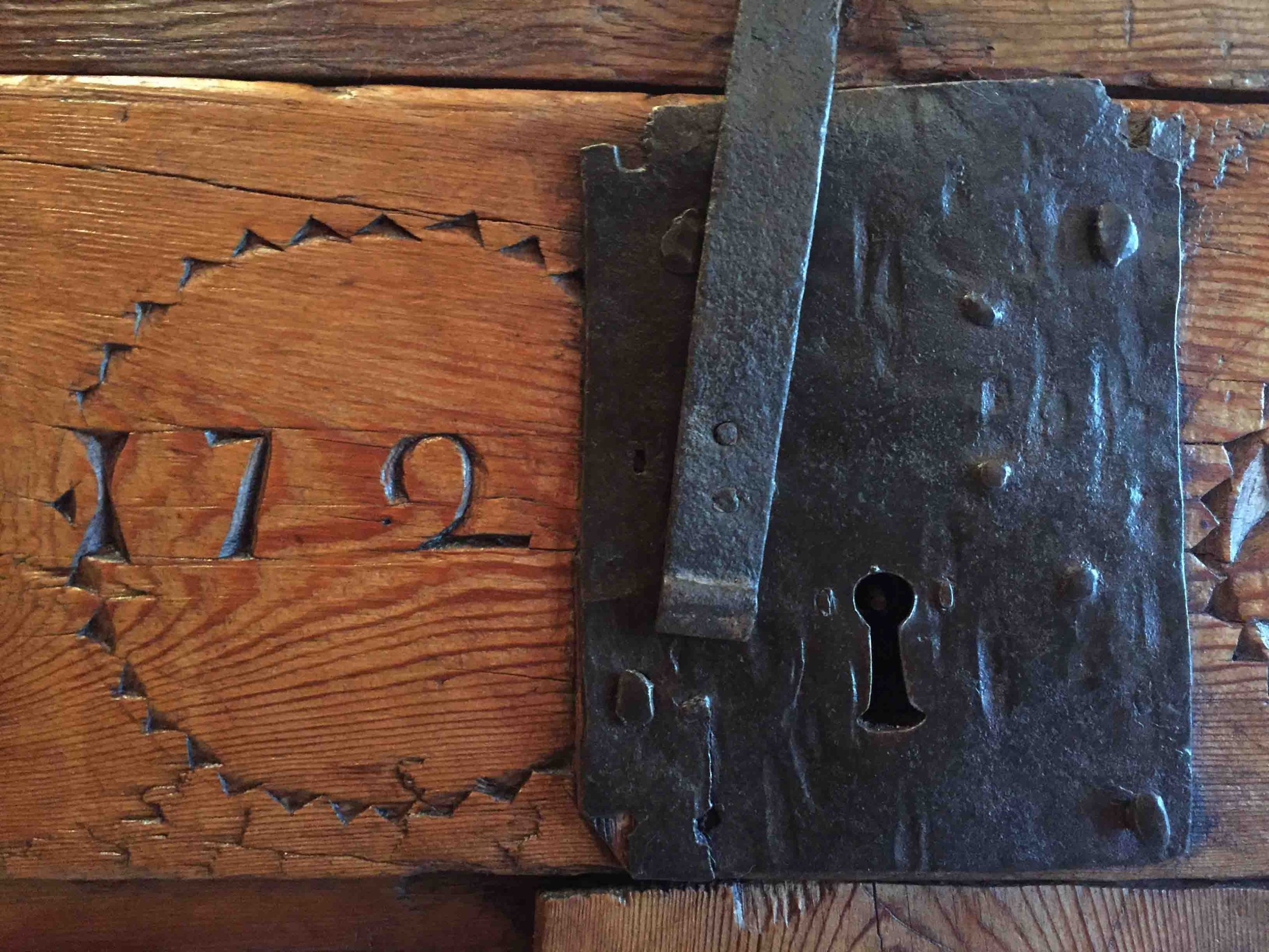 Coffre des Hautes-Alpes, meubles de montagne, antiquités Alpines, atelier des Gets