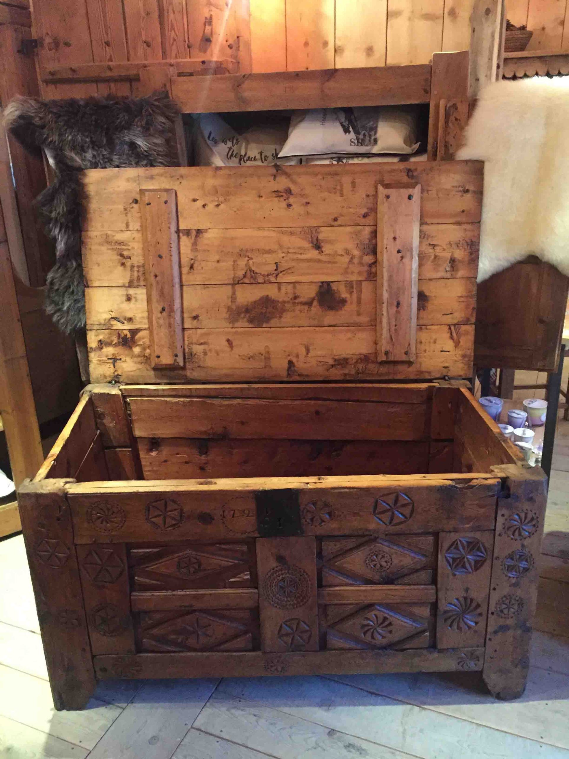 Coffre des Hautes-Alpes, meubles de montagne, antiquités Alpines, atelier des Gets