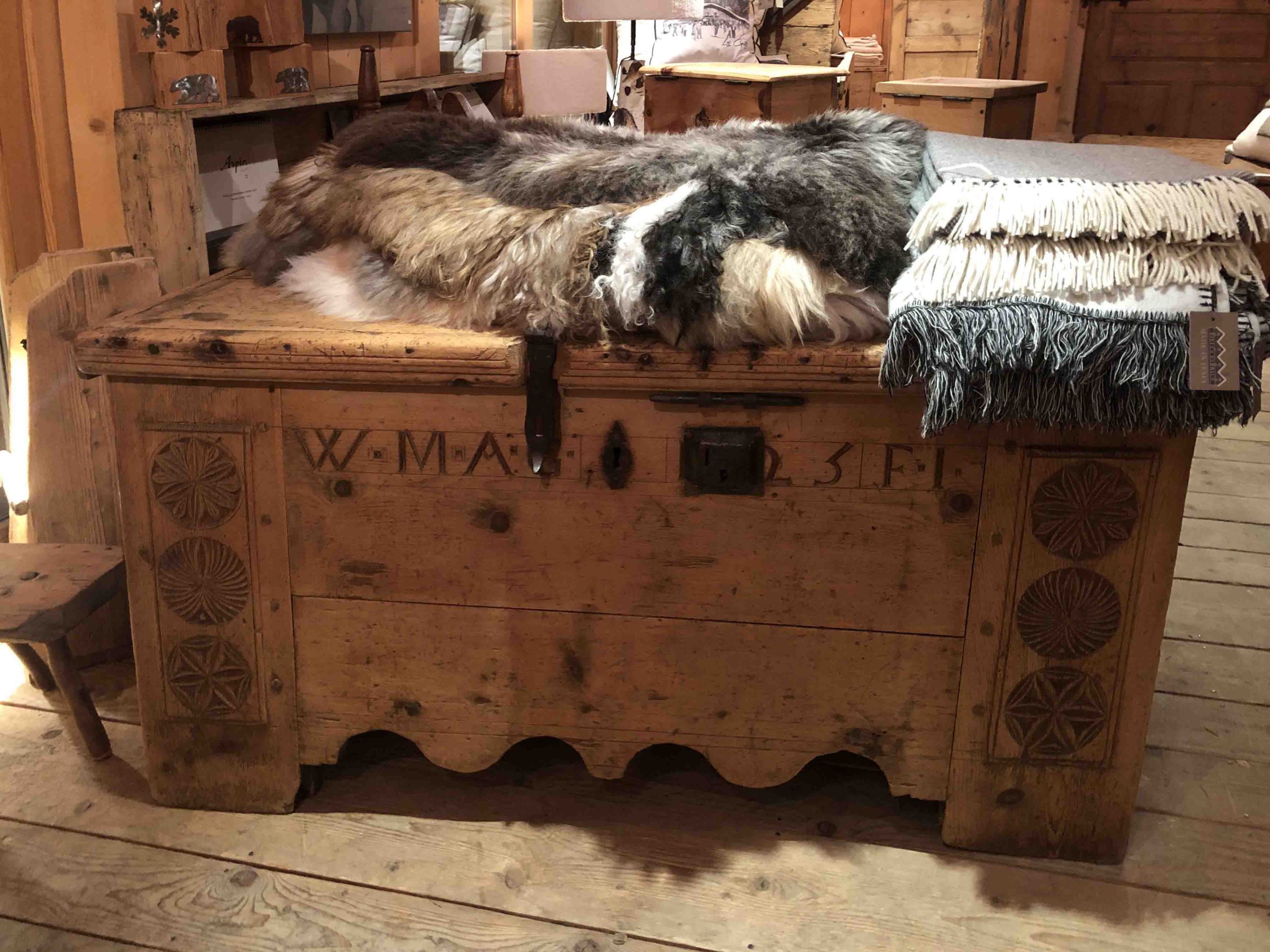 Coffre des Hautes-Alpes, meuble de montagne, antiquités Alpine, atelier des Gets