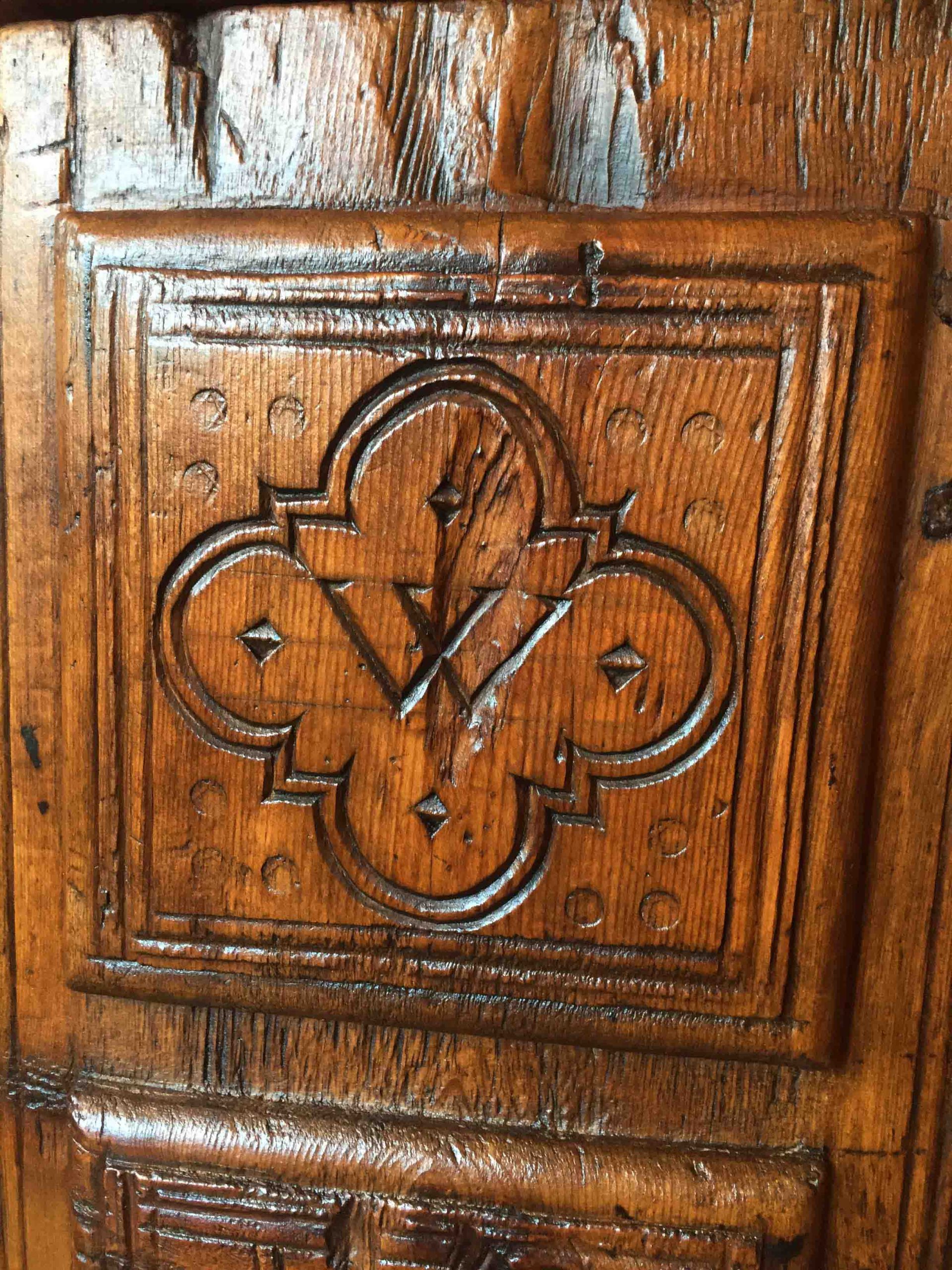 Coffre du Queyras, meubles de montagne, antiquités Alpines, atelier des Gets