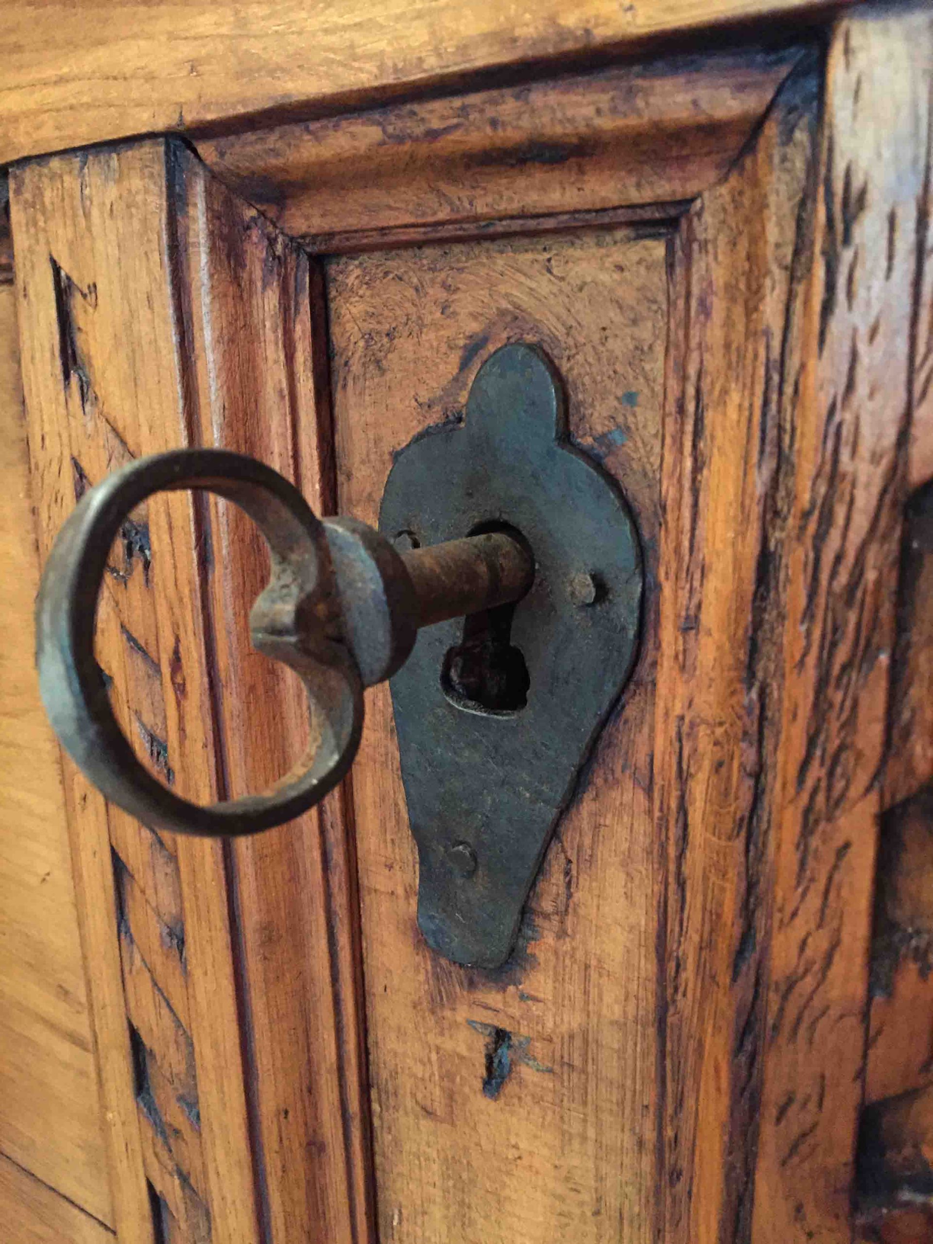 Coffre des Grisons, antiquités alpines, meubles anciens, atelier des Gets