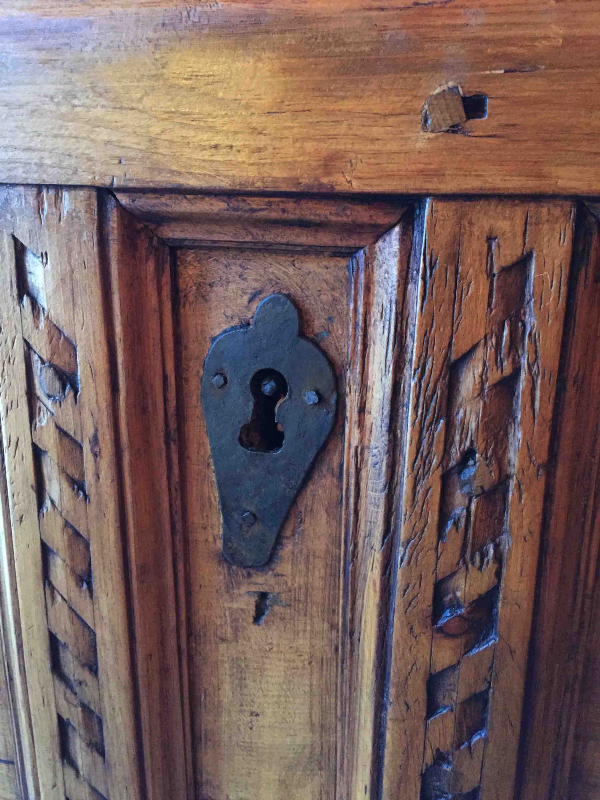 Coffre des Grisons, antiquités alpines, meubles anciens, atelier des Gets