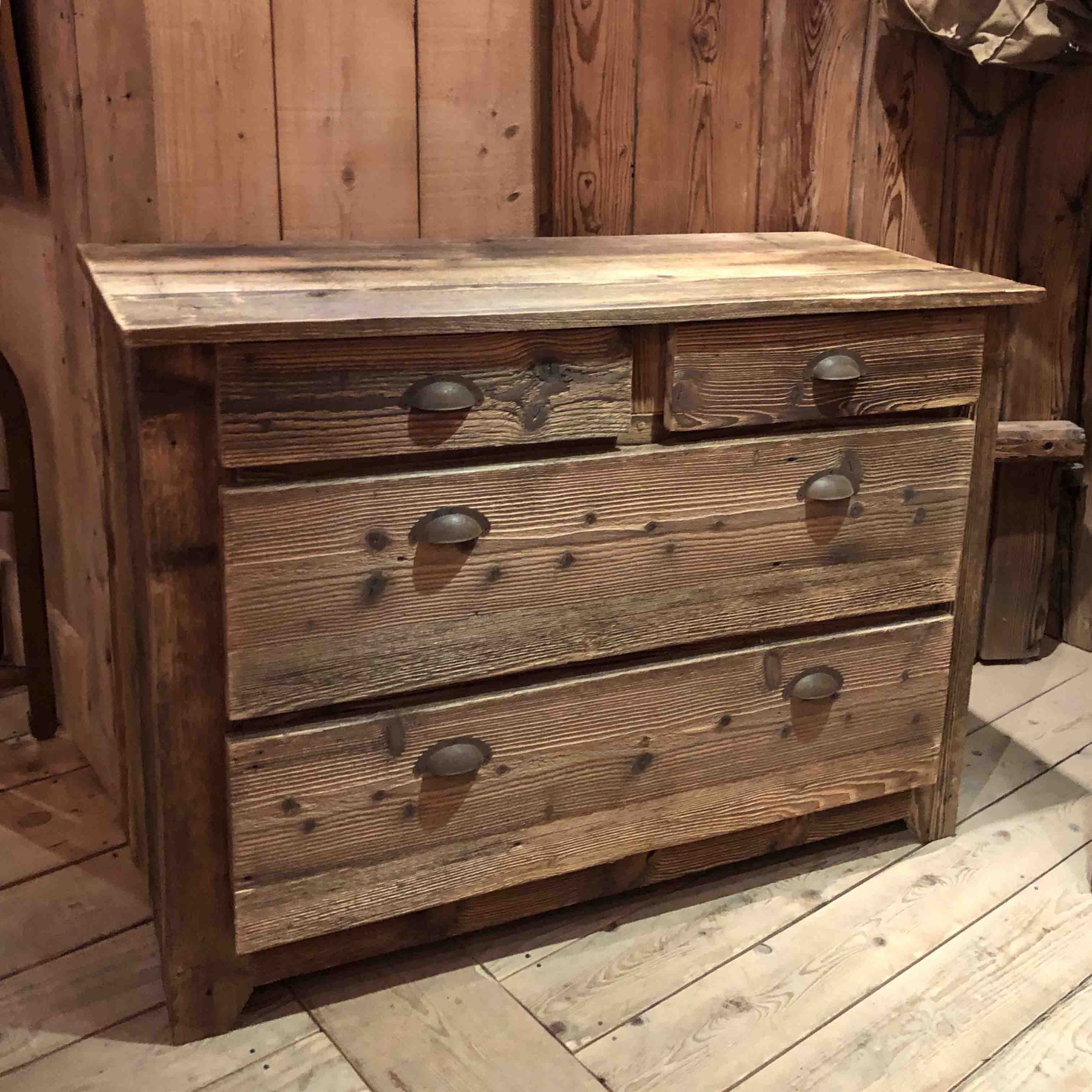 Commode en vieux bois sur mesure, atelier des Gets