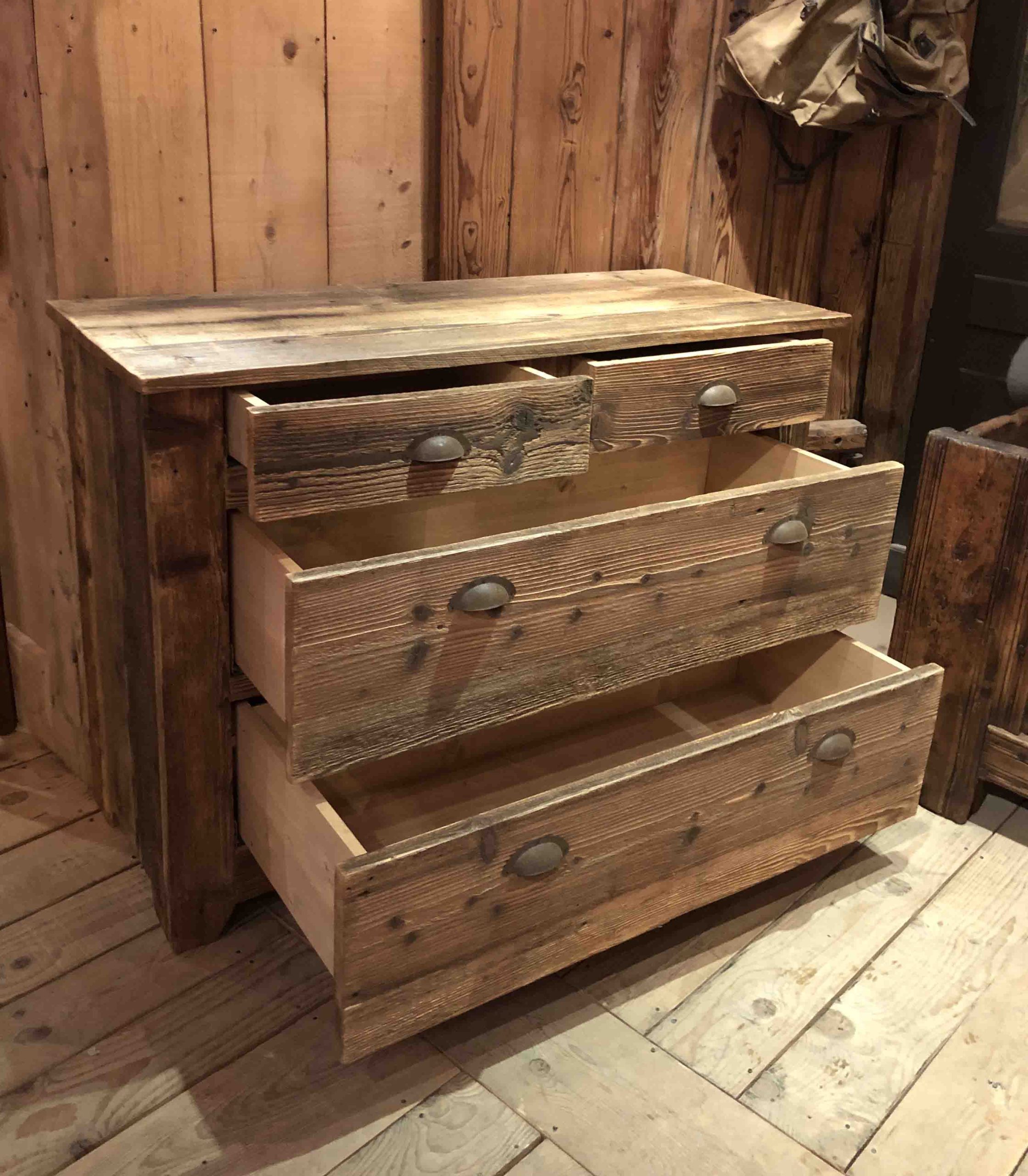 Commode en vieux bois sur mesure, atelier des Gets