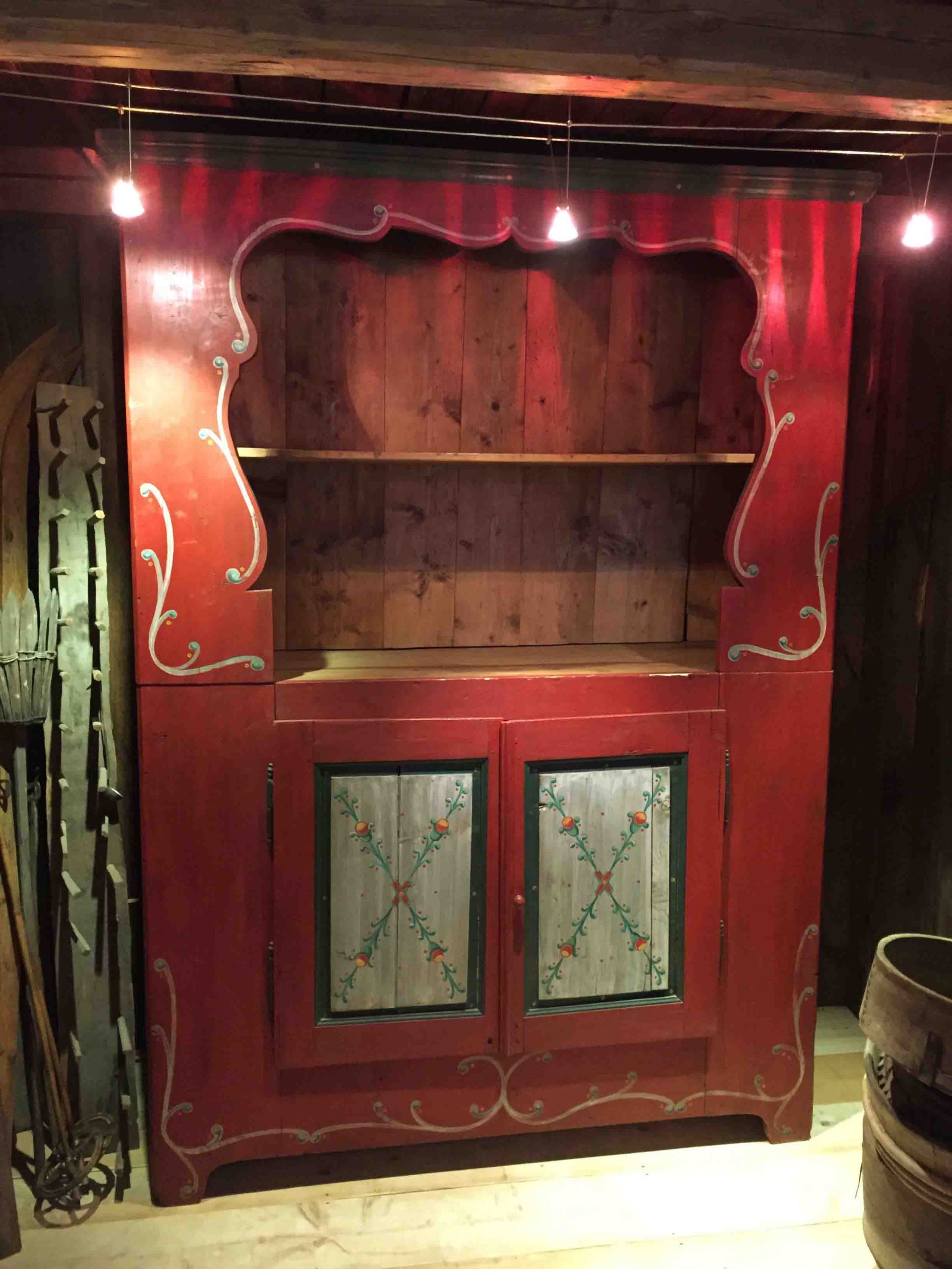 Meuble Polychrome, antiquités de montagne, atelier des Gets