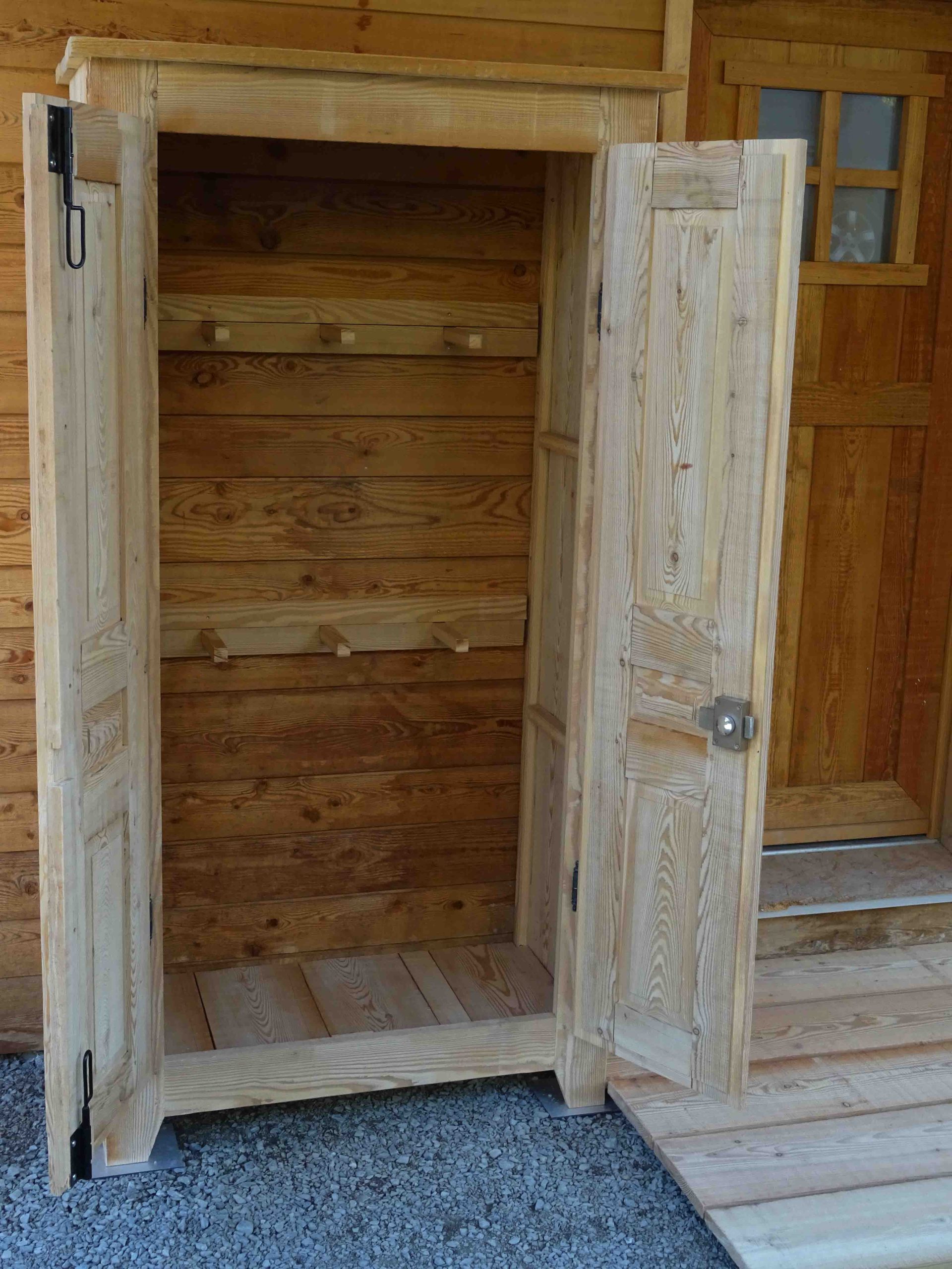 Placard à skis, meuble extérieur sur mesure en mélèze, atelier des Gets