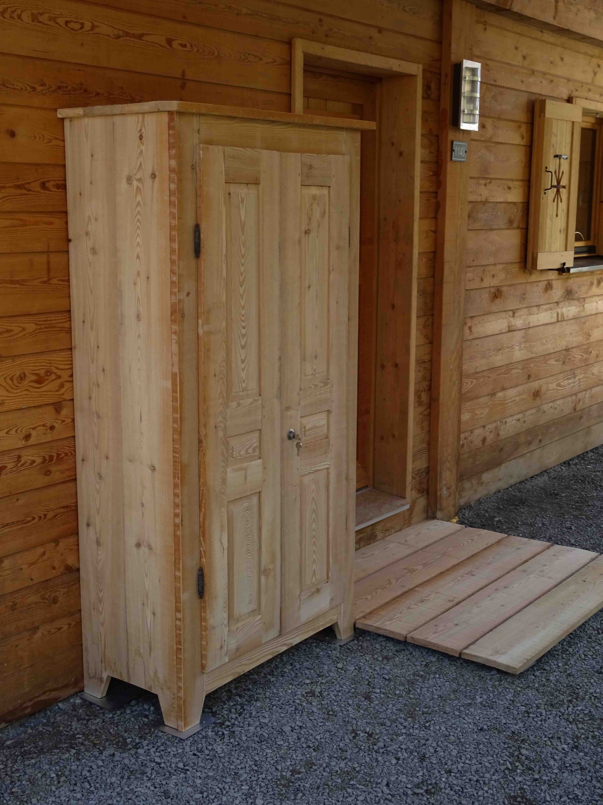 Meuble extérieur sur mesure en mélèze, atelier des Gets