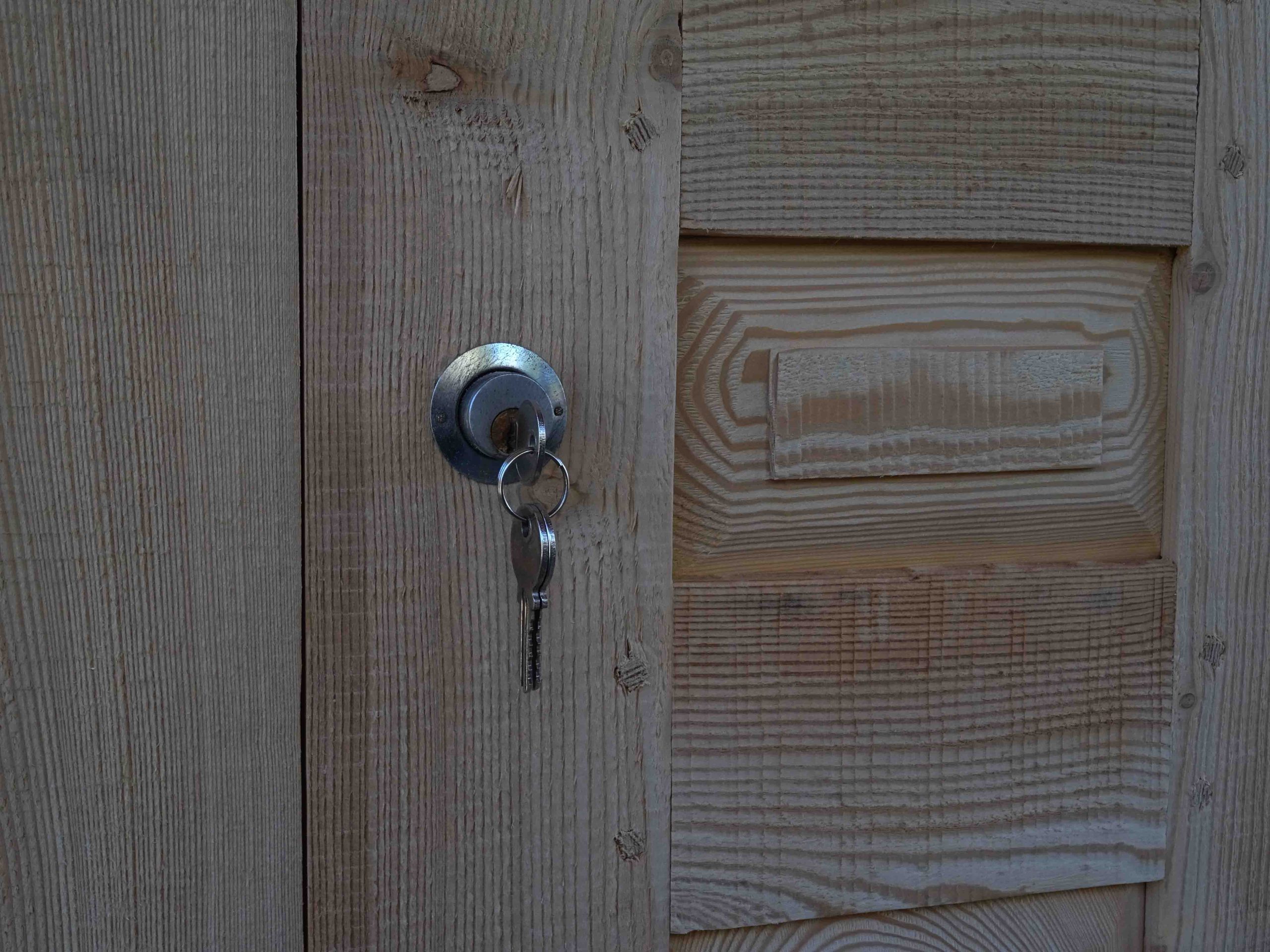 Placard à skis, meuble extérieur sur mesure en mélèze, atelier des Gets