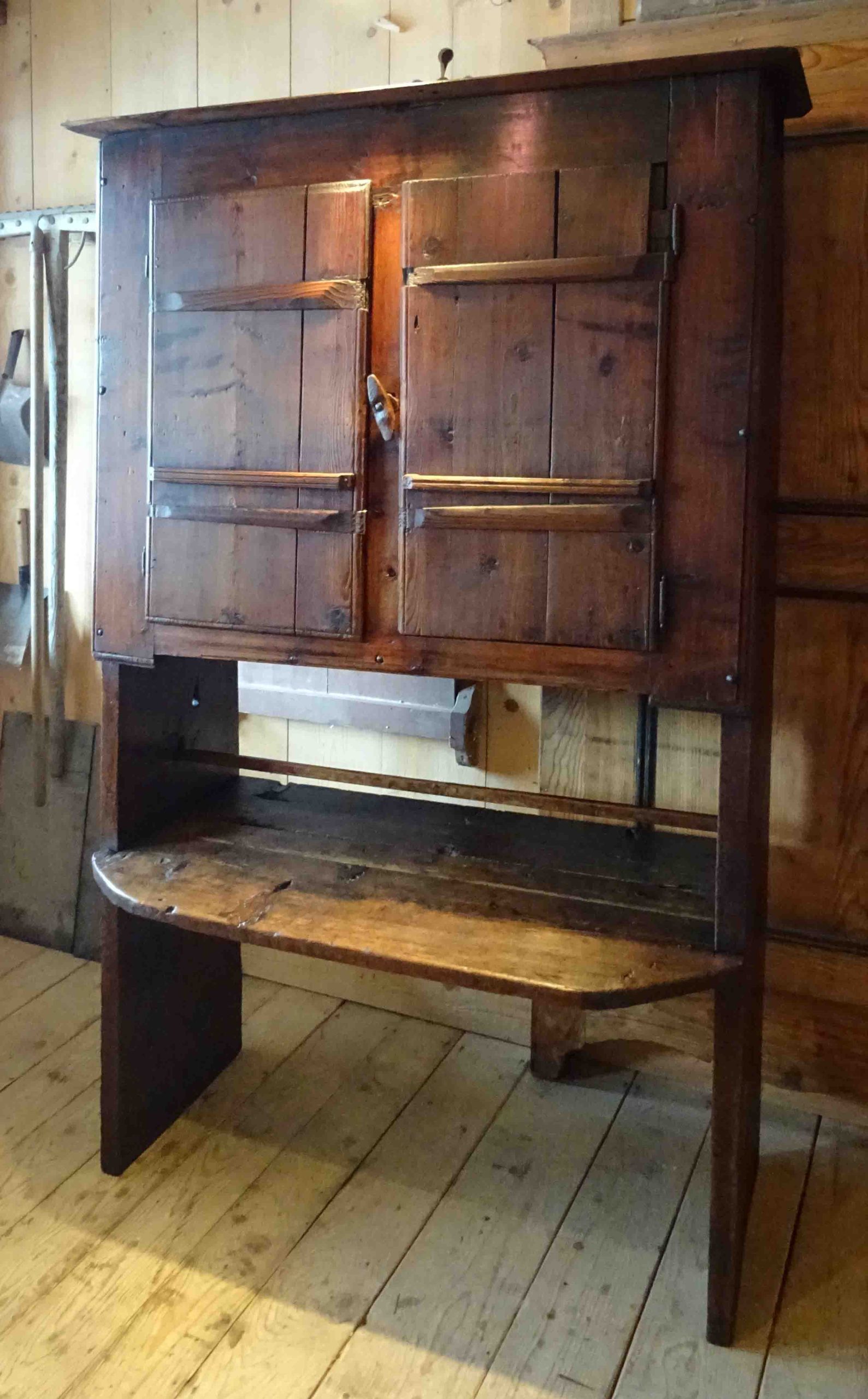 Tablette de Maurienne, meuble de montagne, antiquités Alpines, atelier des Gets